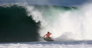 Montando olas con surf